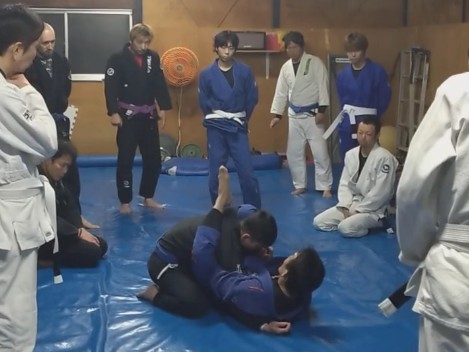 レナトゥス柔術アカデミーの柔術クラス練習風景 - 初心者から経験者まで基本ムーブとテクニックを学ぶ様子