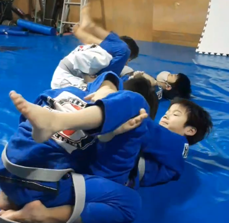 小学生以下のお子様 - 楽しみながら礼儀と協調性を身につける柔術クラス